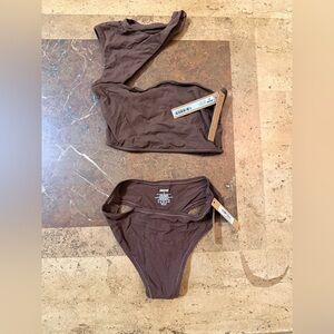 NWT SKIMS XS Brown Panties XXS Top 2 piece set

LOT BIN 19